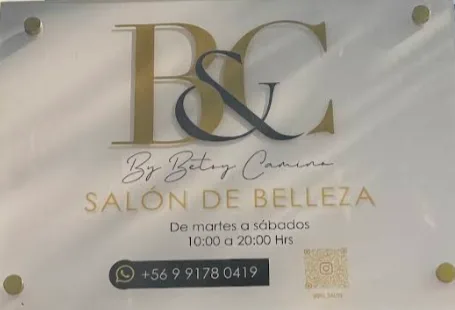 Placa de la entrada: B&C By Betsy Camino, salón de belleza, de martes a sábados de 10:00 a 20:00 horas